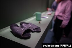 Выстава «Нічога асабліва новага» у Музэй Вольнай Беларусі ў Варшаве, асабістыя рэчы палітвязьняў