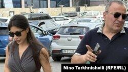 ხატია ვიბლიანი და მისი ადვოკატი თბილისის საქალაქო სასამართლოს შესასვლელში. 17 სექტემბერი, 2025 წელი