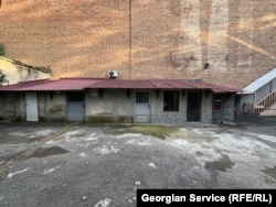 حیاط خانه شماره ۱۱۱ در خیابان اوزندازه