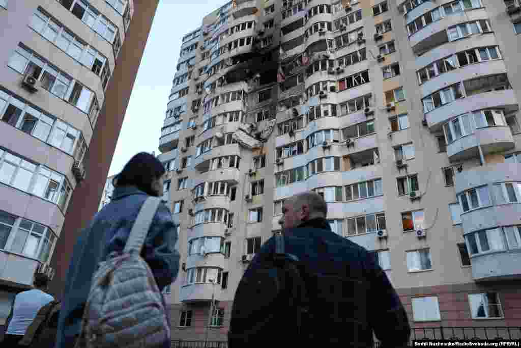 Місцеві жителі оглядають наслідки російського удару