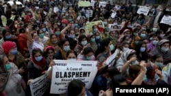 په کراچۍ کې ګڼې ښځې د مذهب سپکاوي د مجازاتو قانون پر ضد د مظاهرې پر مهال - پخوانی انځور.