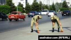 Солдаты убирают улицы, Туркменистан