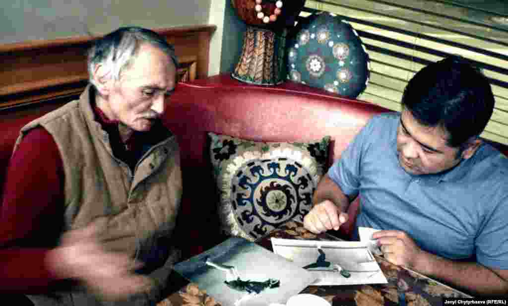 Балет бийчиси, 25 жашында "Эл артисти" наамын алган Арстанбек Ирсалиев (солдо) "Жибек жолу" ресторанында жердешине сүрөт көрсөтүүдө. 