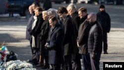 Înainte de începerea summitului, liderii europeni alături de Volodimir Zelenski au șinut un moment de reculegere în piața centrală din Kiev în memoria soldaților căzuți pe front.