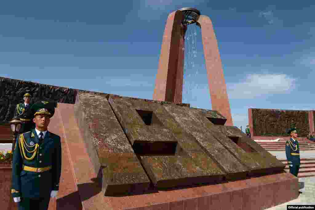 2016-жылдын баш оона жана аяк оона айларында кыргызстандыктар 1916-жылкы улуттук боштондук көтөрүлүштүн 100 жылдыгына арналган эскерүү жөрөлгөлөрүн өткөрүүнү улантышты. "Ата-Бейитте". 02.9.2016.&nbsp;