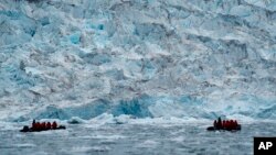 Туристите во чамци минуваат покрај глечерот на најдолгиот и најдлабокиот фјорд во светот, Скорсби Саунд, на Гренланд, 7 септември 2023 