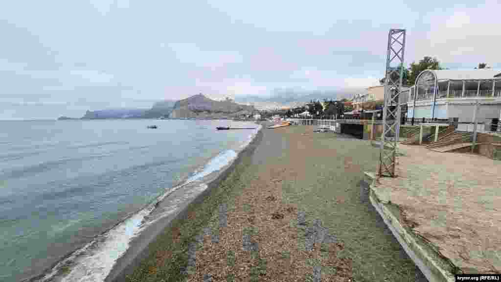 Порожній центральний пляж Судака в день відкриття турсезону-2025