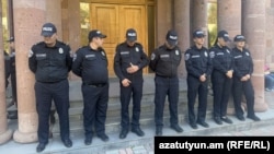 Ոստիկանները Քննչական կոմիտեի Երևանի քննչական վարչության շենքի դիմաց, 15-ը հոկտեմբերի, 2025թ. 