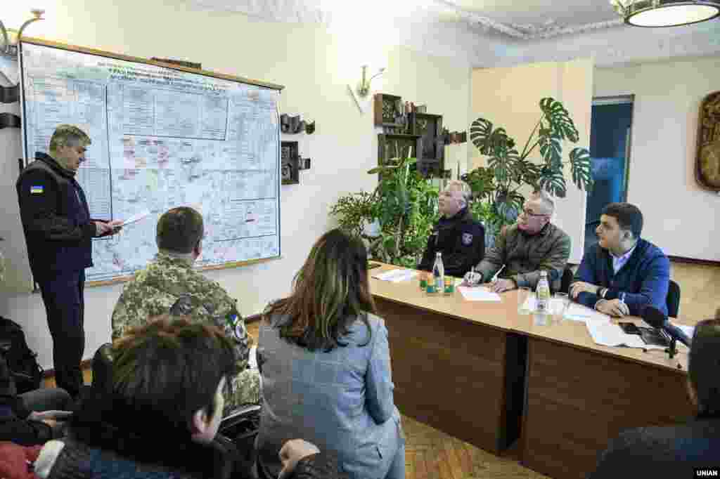 Голова ДСНС України Микола Чечоткін (ліворуч), перший заступник міністра внутрішніх справ України Сергій Яровий, прем'єр-міністр України Володимир Гройсман (праворуч) під час засідання оперативного штабу поблизу Ічні&nbsp;