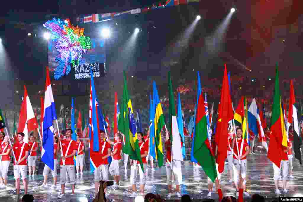 Чемпионат ярышларына катнашкан илләрнең байраклары