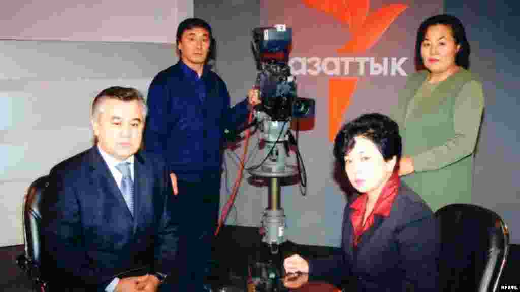 Бюбюкан Досалиева и Омурбек Бабанов перед съемкой телепередачи.