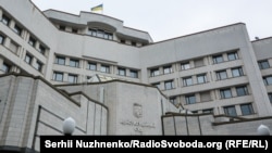 Напередодні у ЗМІ з'явилася інформація, що на закритому засіданні 27 жовтня Конституційний суд скасував статтю Кримінального кодексу про відповідальність за недостовірне декларування