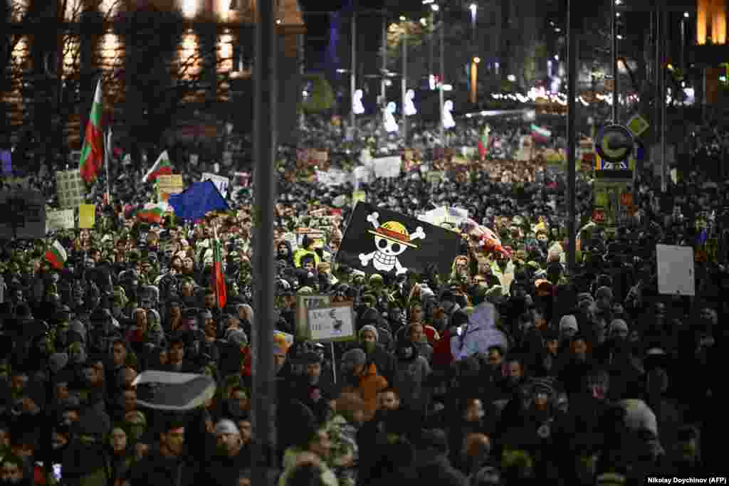 Protestuesit në Sofje duke mbajtur një pllakatë të Jolly Rogerit nga seria e famshme japoneze “One Piece”. Simboli është përdorur nga të rinjtë protestues nëpër gjithë botën në vjetët e fundit.