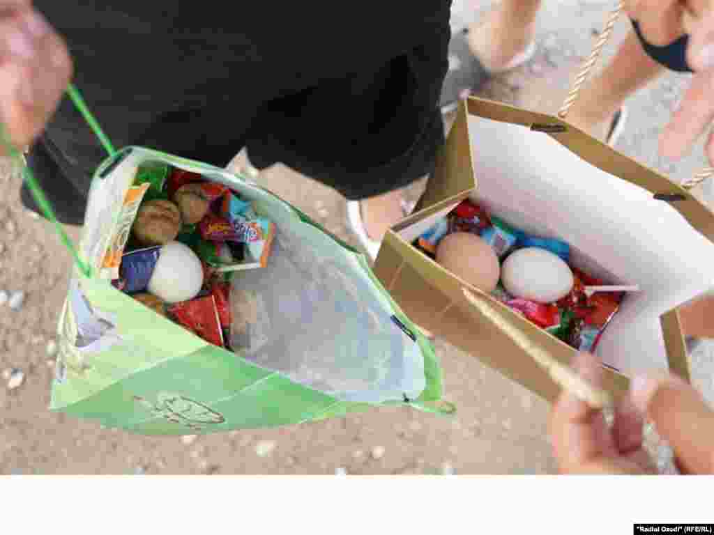 Дар ин рӯз ба кӯдакон ширинӣ, ҳадяҳои хурд, тухми ҷӯшонидашуда ва дигар хӯришҳо медиҳанд