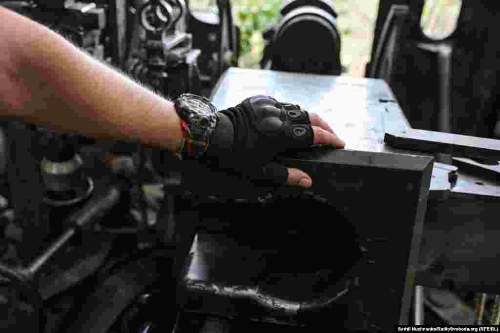 &bdquo;Aceasta este o direcție foarte dificilă, cu &bdquo;atacuri cu carne" constante ale infanteriei (ruse)", spune Dmitro. &bdquo;Ne străduim să ripostăm constant&rdquo;. &bdquo;Atacurile cu carne&rdquo; sunt cele în care rușii &bdquo;aruncă&rdquo; oameni în număr mare în direcția ucrainenilor.&nbsp; &nbsp;