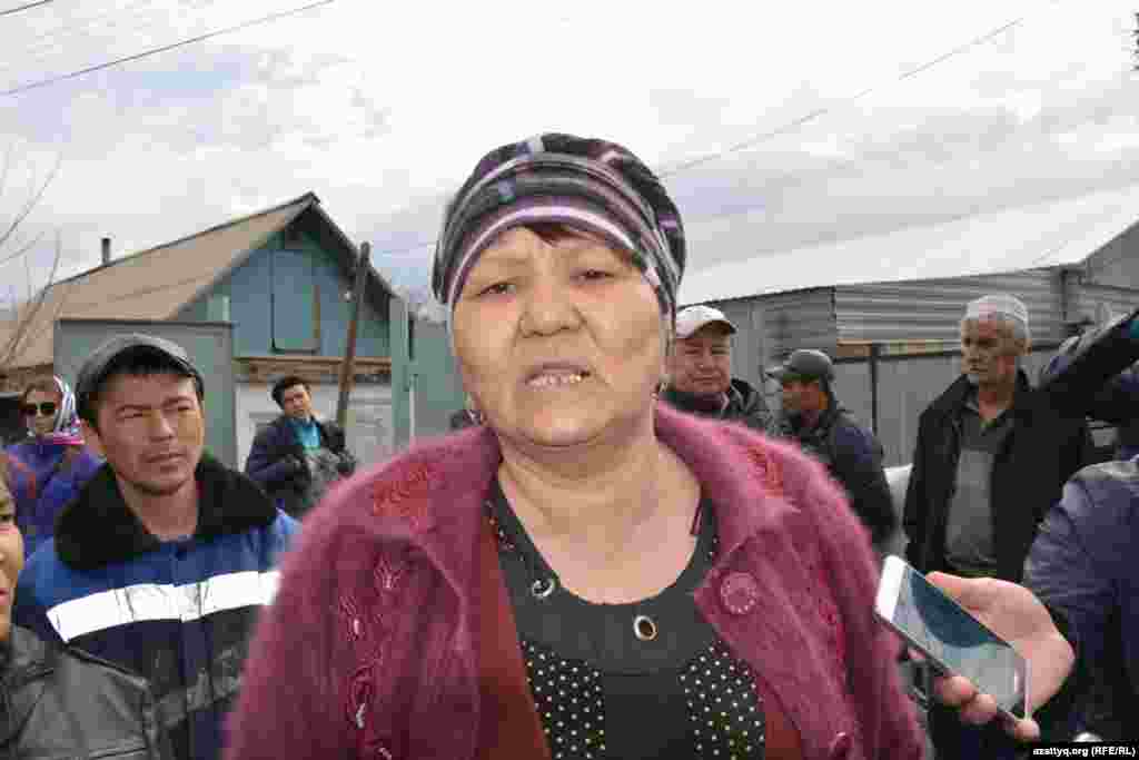 "Балаларымыз мектепке бара алмай отыр. Киім-кешек, оқу құралдары бәрі судың астында қалды. Бізге көмек керек. Киім, тамақ сұрап тұрғанымыз жоқ. Бізге құлаған үйімізді тікейтуге көмек керек. Құрылыс материалдары керек" дейді Махамбет тұрғыны Гүлбаршын Қамысбаева. Ақтөбе, 18 сәуір 2017 жыл.