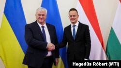 Міністрb закордонних справ України Андрій Сибіга (л) та Угорщини Петер Сійярто, архівне фото
