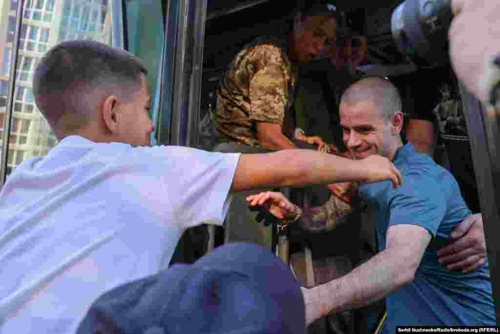 Максим провів у російському полоні 1207 днів. На фото – ще мить і батько та син нарешті зможуть обійнятися