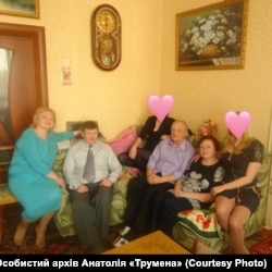 Родители Анатолия (крайние слева) на семейном снимке