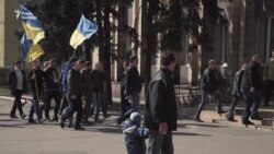 Донеччина. У Добропіллі вимагають повернути українську символіку в місто (відео)