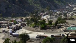 په تورخم کې د پاکستان له لوري افغانستان ته تلونکې لارۍ ولاړې دي - د ارشیف انځور. 