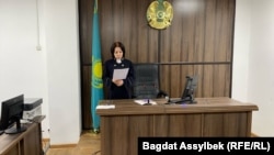 Судья Бейнегуль Кайсина зачитывает приговор Темирлану Енсебеку. Алматы, 11 апреля 2025 года