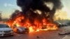 Автомобили горат како резултат на рускиот напад врз регионот Киев, Украина, 20 септември 2025 година
