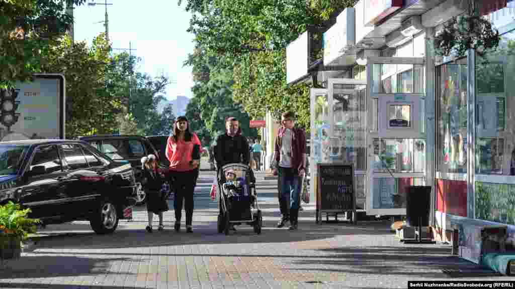 Сім'я йде до школи. Урочистості мають розпочатись о 8:30, але потрібно прийти раніше