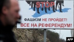 Bilbord na ulazu u Sevastopol, mart 2014.