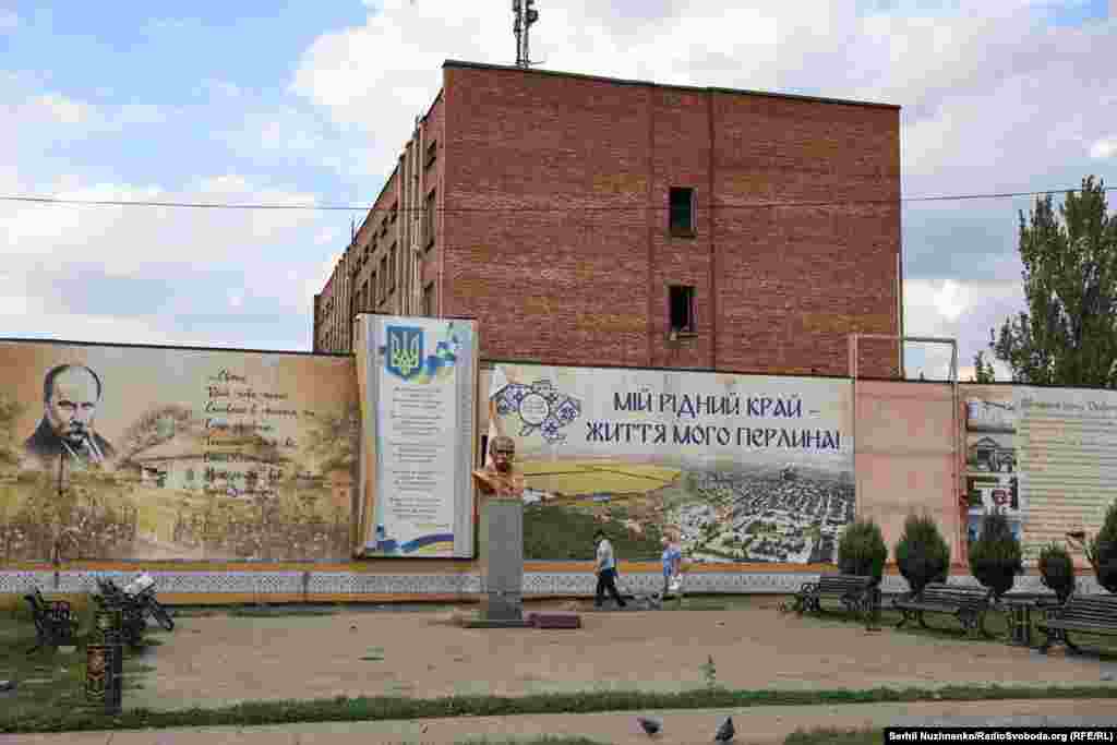 Та поодинокі цивільні жителі, які тягнуть на «кравчучках» пляшки з водою.В місті відсутнє централізоване водопостачання, російські війська знищили насосну станцію, яка забезпечувала місто водою. Діє лише декілька артезіанських свердловин, які теж під загрозою закриття