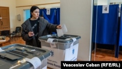 O alegătoare, votând în al doilea tur de scrutin al alegerilor prezidențiale din România, Chișinău, 16 mai 2025.