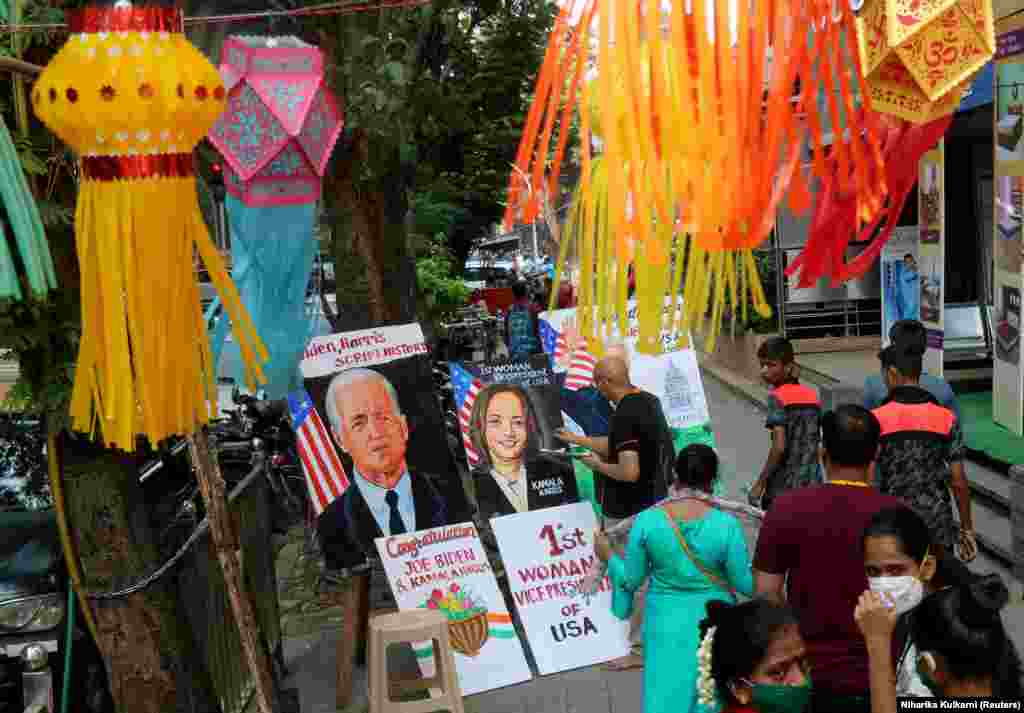 Уже готові портрети Гарріс і Байдена на узбіччі дороги у Мумбаї