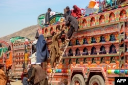 له پاکستانه ایستل شوي افغانان د ننګرهار په تورخم کې کیمپ ته تر رسېدو وروسته له لارۍ کښېوځي - د اپرېل اوومې انځور.