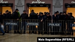 პოლიცია საკრებულოს შენობასთან