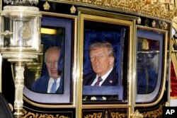 Кралот Чарлс III, лево, и претседателот Доналд Трамп се возат во поворка со кочии до замокот Виндзор, Англија, среда, 17 септември 2025 година