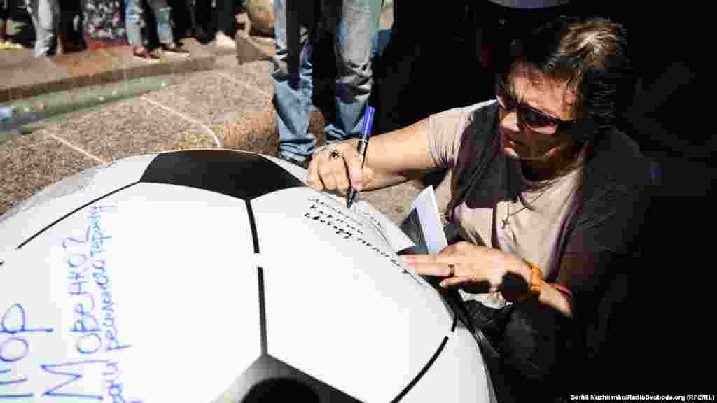 31 травня стало відомо, що кримчанин Олександр Кольченко, який відбуває термін у виправній колонії в російському Копейську (Челябінська область), оголосив про початок голодування з 31 травня на знак солідарності з Олегом Сенцовим