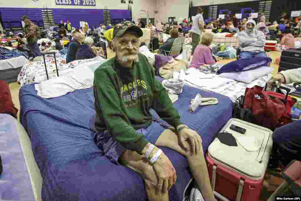 Білл Роджерс є одним із 700 людей, яких евакуювали із небезпечної зони до спортивного залу в середній школі Рівер-Рідж у зв'язку з наближенням урагану &laquo;Мілтон&raquo;. Нью-Порт-Річі, штат Флорида,&nbsp;9 жовтня 2024 року &nbsp;