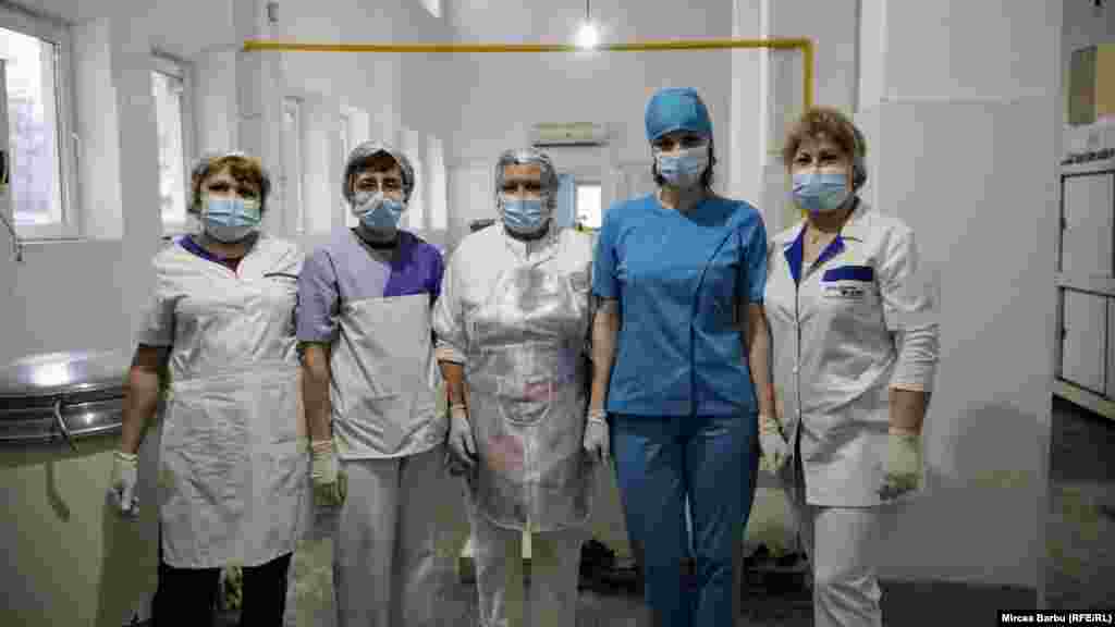 Bucătăresele spitalului &bdquo;Caritas&rdquo; din Roșiori de Vede, Teleorman, spital suport Covid.&nbsp;