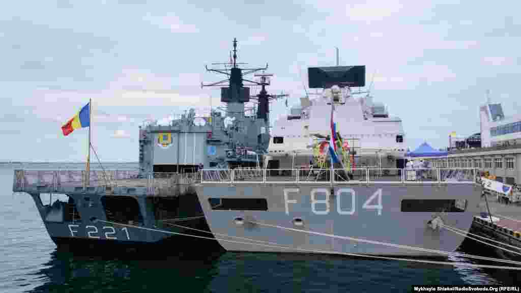 Румунський фрегат Regele Ferdinand (F 221) пришвартували поряд із ракетним фрегатом Нідерландів. Сучасні фрегати – універсальні кораблі, головними завданнями яких є боротьба із субмаринами, протиповітряної і протиракетної оборони авіаносців