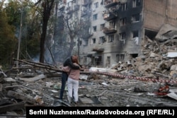 Біля зруйнованого російським ракетним ударом будинку. Київ, 17 червня 2025 року