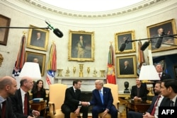 Președintele american Donald Trump s-a întâlnit cu președintele francez Emmanuel Macron în Biroul Oval al Casei Albe din Washington, DC, pe 24 februarie 2025.