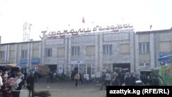 Оштогу “Туратали” деген ат менен таанылган Кара-Суу базары. Иллюстрациялык сүрөт.