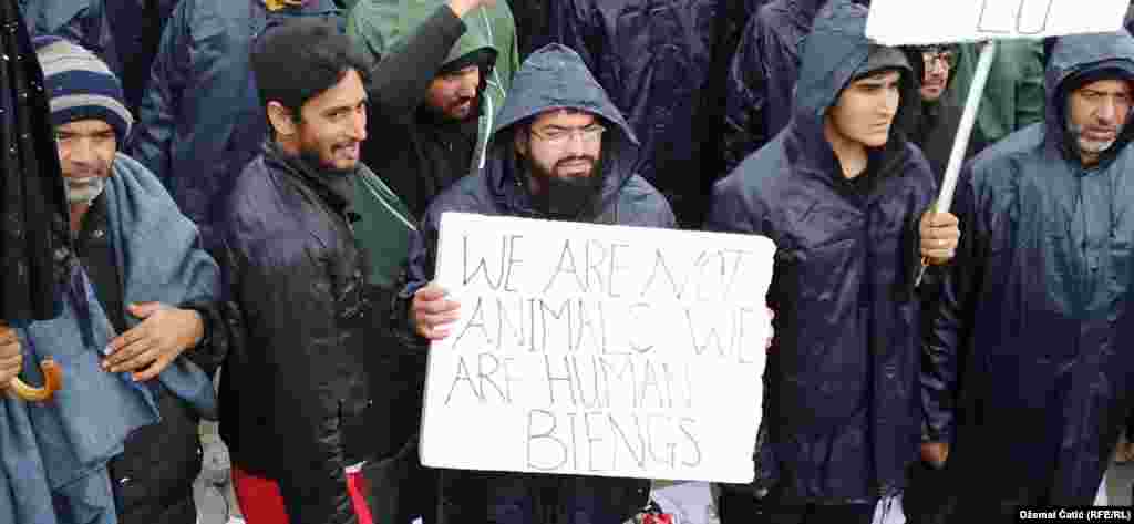 "Mi nismo životinje, mi smo ljudska bića", stoji na jednom transparentu.