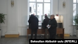 30-ноябрдагы добуш берүү күнү тартылган сүрөт. 