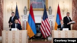 აშშ-მა და სომხეთმა ხელი მოაწერეს სტრატეგიული პარტნიორობის ქარტიას.