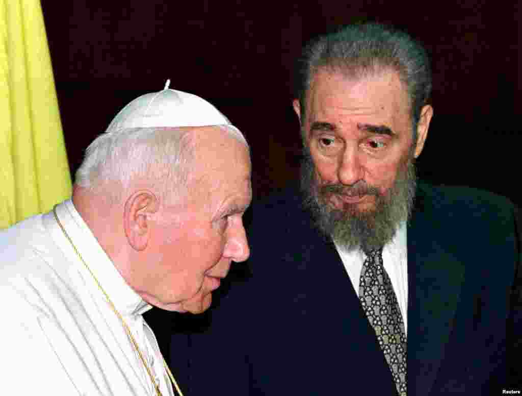 Castro talks to Pope John Paul II during the latter's visit to Havana in January 1998.&nbsp;