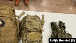 În mașinile oprite de Poliție se aflau mai multe echipamente militare.