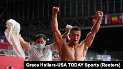 Акжол Махмудов жана грек-рим күрөшү боюнча улуттук курама команданын ага машыктыруучусу Улукбек Карачолоков.