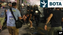 Policia bllokon protestuesit në Beograd antiqeveritar në fund të një tubimi, ku protestuesit kërkuan zgjedhje të parakohshme, pas gati tetë muajsh protestash pothuajse të përditshme. 28 qershor 2025.