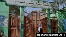 لیسه عالی گوهرشاد در ولایت هرات. پس از بازگشت دوباره به قدرت طالبان به دختران بالاتر از صنف شش اجازه رفتن به مکتب را نداده اند.